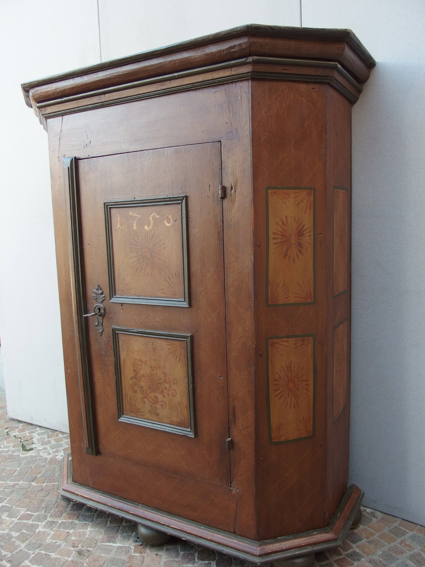 ARMÁRIO LAQUEADO DE UMA PORTA, ÉPOCA INÍCIO DO SÉCULO XIX, cm 122xP52xH175